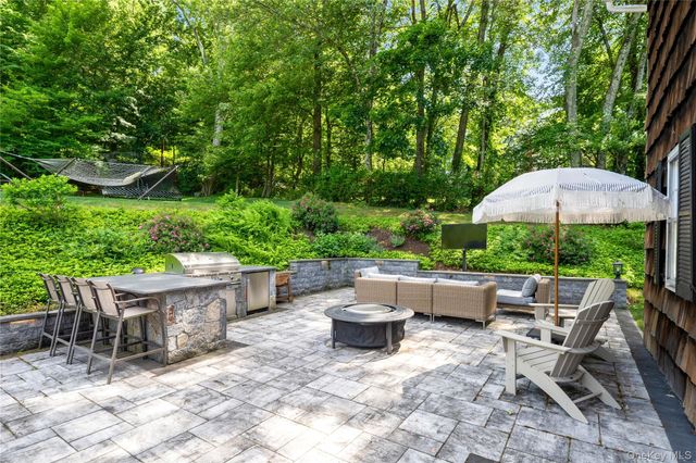 14 Briarwood Lane, Pleasantville, NY 10570