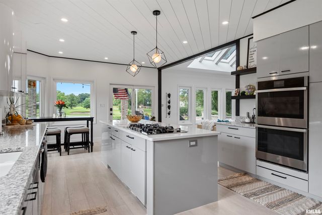 20 HICKORY RIDGE Lane, Springfield, IL 62707