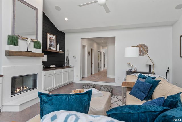 20 HICKORY RIDGE Lane, Springfield, IL 62707