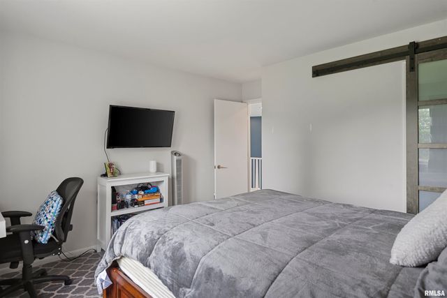 20 HICKORY RIDGE Lane, Springfield, IL 62707