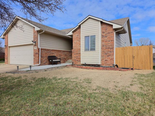 910 W Threewood Ct, Andover, KS 67002