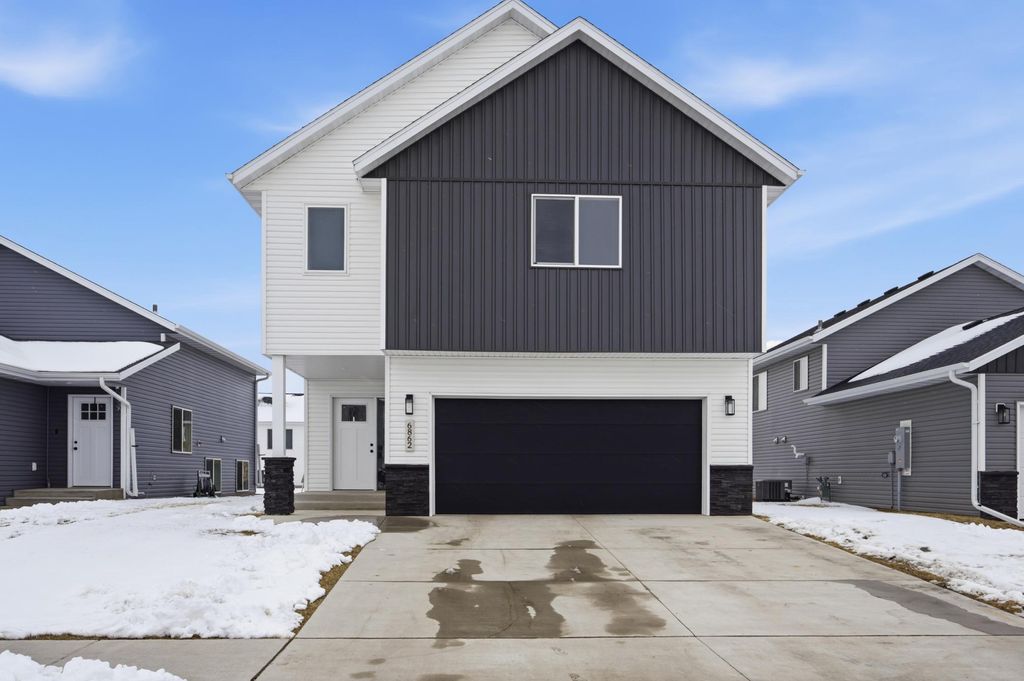 6862 Thomas Street, Horace, ND 58047