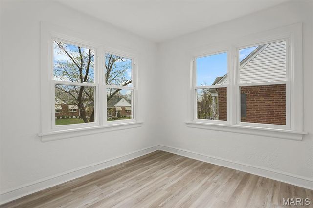 8615 Charlton Lane, St Louis, MO 63123