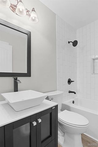 8615 Charlton Lane, St Louis, MO 63123