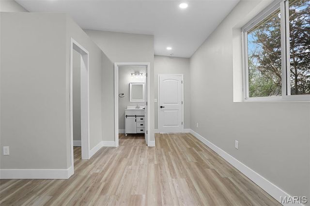 8615 Charlton Lane, St Louis, MO 63123