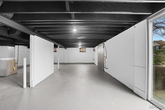 8615 Charlton Lane, St Louis, MO 63123