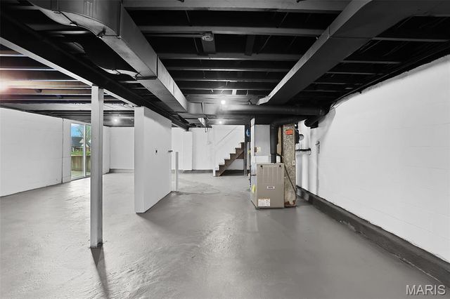 8615 Charlton Lane, St Louis, MO 63123