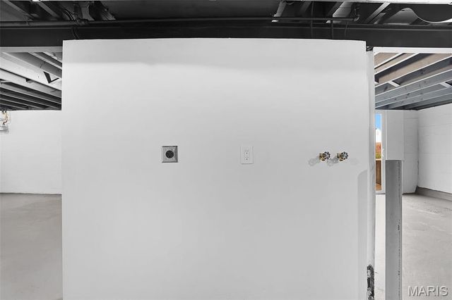 8615 Charlton Lane, St Louis, MO 63123