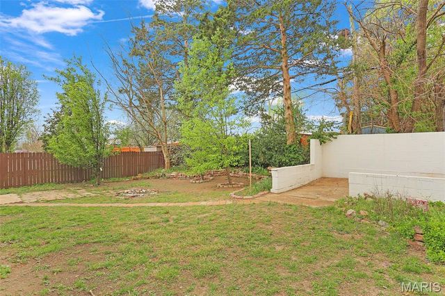 8615 Charlton Lane, St Louis, MO 63123