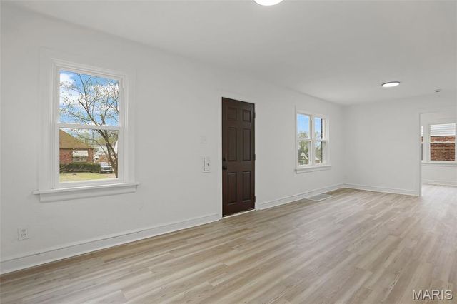 8615 Charlton Lane, St Louis, MO 63123