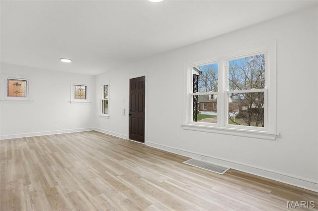 8615 Charlton Lane, St Louis, MO 63123