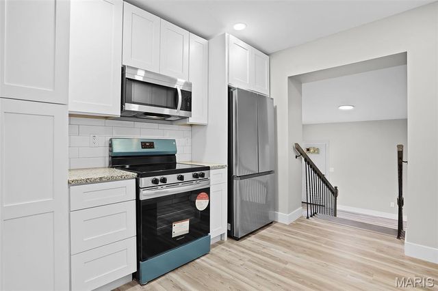 8615 Charlton Lane, St Louis, MO 63123