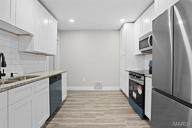 8615 Charlton Lane, St Louis, MO 63123