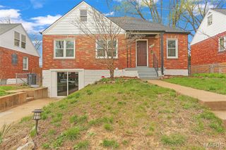 8615 Charlton Lane, St Louis, MO 63123
