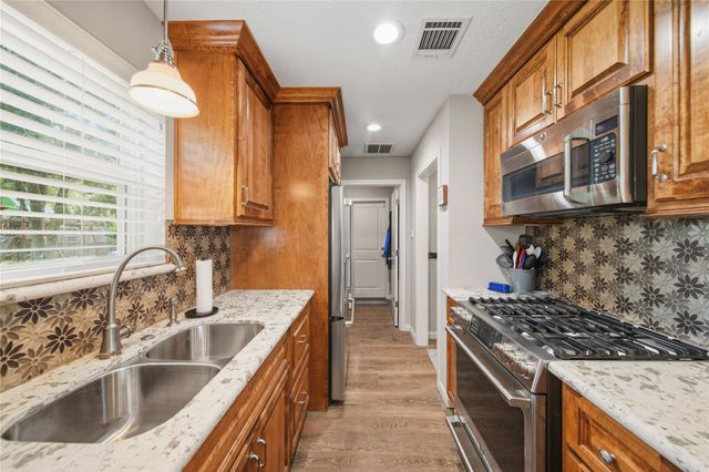 15714 Wandering Trail, Friendswood, TX 77546