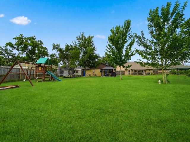 15714 Wandering Trail, Friendswood, TX 77546