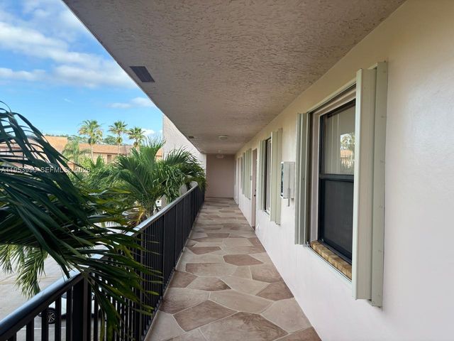 10405 Sunrise Lakes Boulevard 311, Sunrise, FL 33322