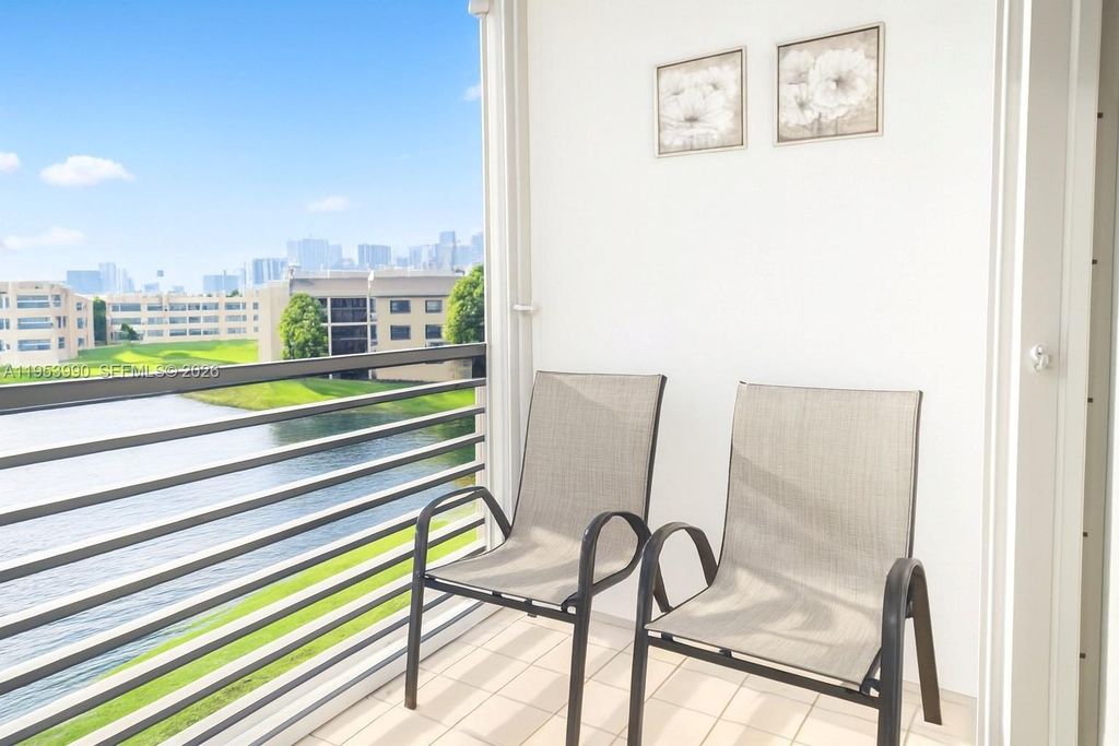10405 Sunrise Lakes Boulevard 311, Sunrise, FL 33322