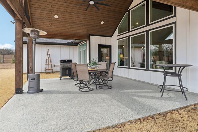 165 Rolling Bend Road, Alvord, TX 76225