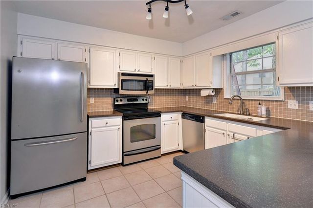 1596 Winthrope DR, Newport News, VA 23602