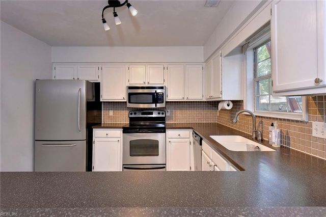 1596 Winthrope DR, Newport News, VA 23602