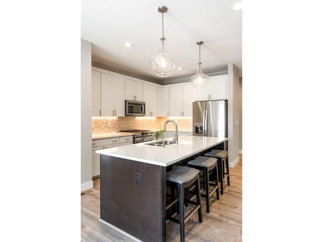 813 Grandview Mdws Dr, Longmont, CO 80503