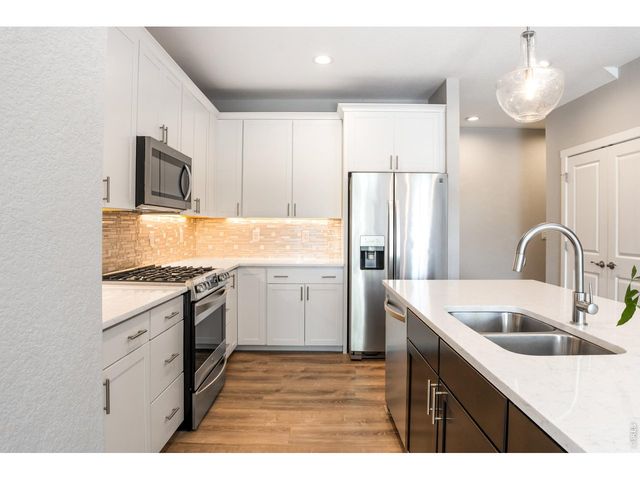 813 Grandview Mdws Dr, Longmont, CO 80503