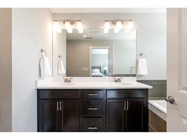 813 Grandview Mdws Dr, Longmont, CO 80503