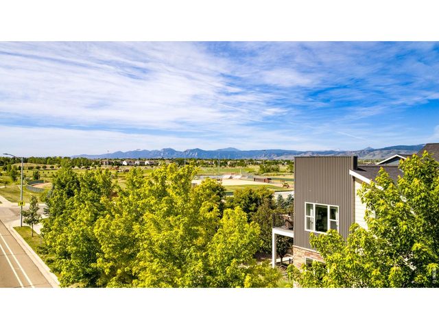 813 Grandview Mdws Dr, Longmont, CO 80503
