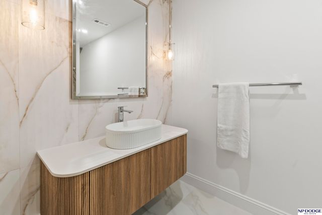 6026 Country Club Oaks Place, Omaha, NE 68152