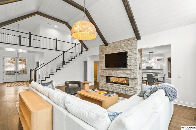 6026 Country Club Oaks Place, Omaha, NE 68152