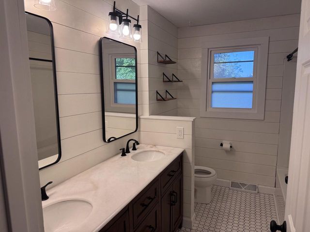 810 Suffolk Drive, Janesville, WI 53546