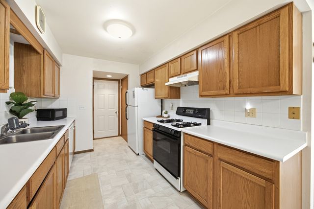 615 Silver Creek Road 615, Woodstock, IL 60098