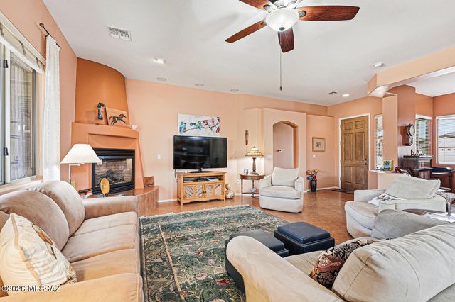 955 W Bosch Drive, Green Valley, AZ 85614