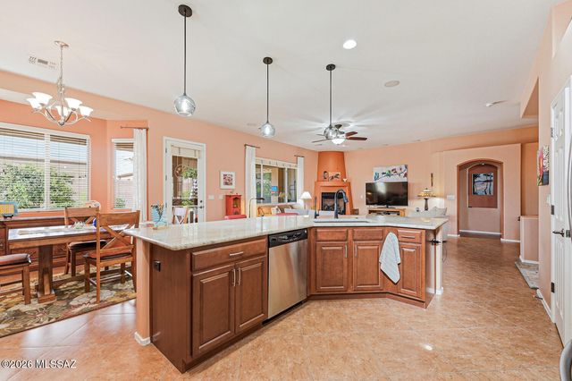 955 W Bosch Drive, Green Valley, AZ 85614