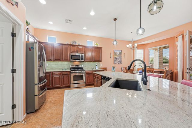 955 W Bosch Drive, Green Valley, AZ 85614
