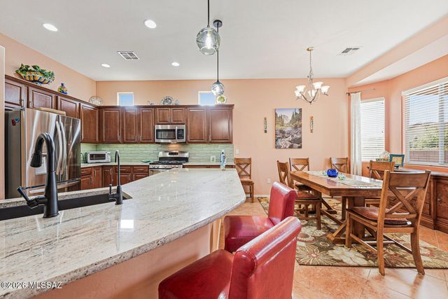 955 W Bosch Drive, Green Valley, AZ 85614