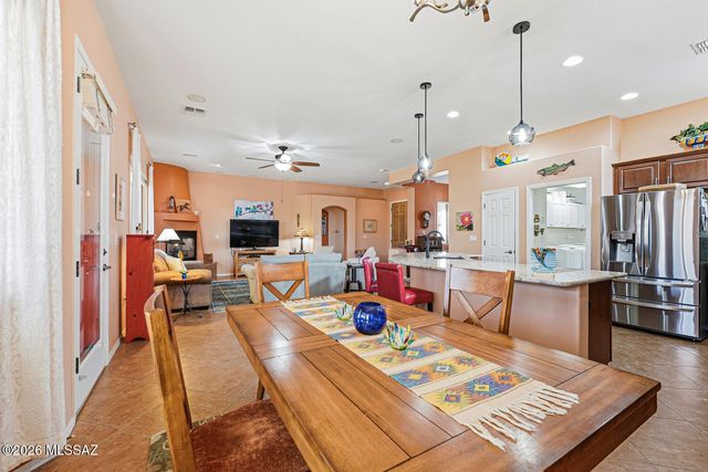 955 W Bosch Drive, Green Valley, AZ 85614