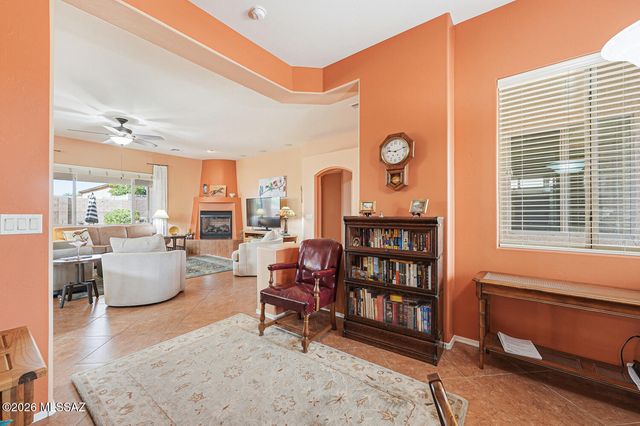 955 W Bosch Drive, Green Valley, AZ 85614
