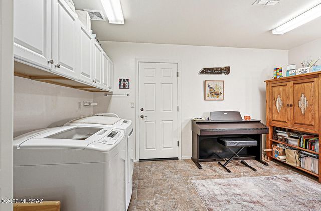 955 W Bosch Drive, Green Valley, AZ 85614