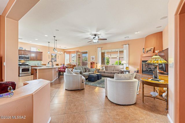 955 W Bosch Drive, Green Valley, AZ 85614