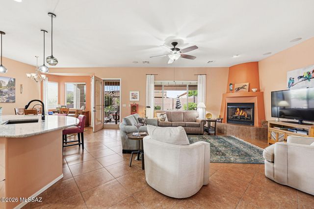 955 W Bosch Drive, Green Valley, AZ 85614
