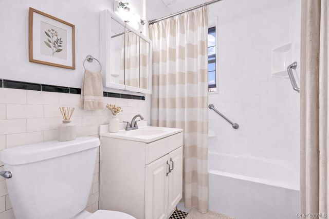 68-30 Burns Street C2, Forest Hills, NY 11375