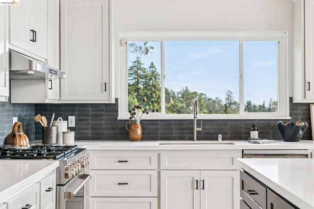 25 Ascot Court, Oakland, CA 94611