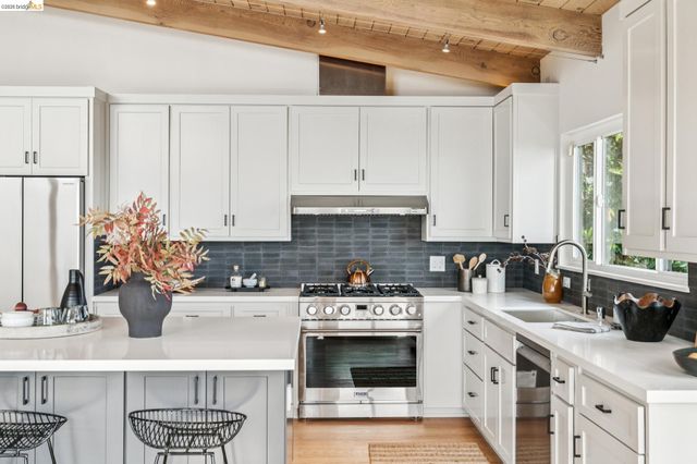 25 Ascot Court, Oakland, CA 94611