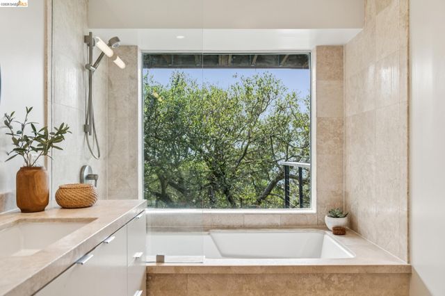 25 Ascot Court, Oakland, CA 94611