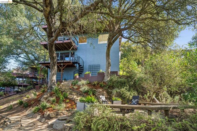 25 Ascot Court, Oakland, CA 94611