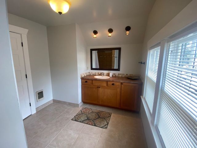 1117 E Illinois Ave, Spokane, WA 99207