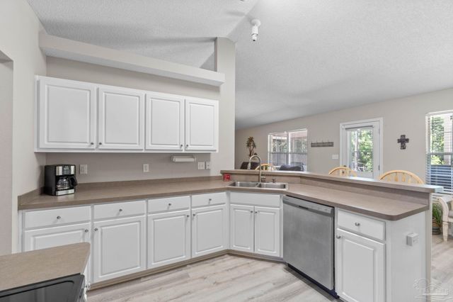 9518 Pouder Ln, Navarre, FL 32566