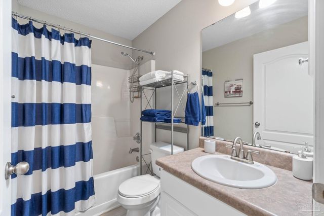 9518 Pouder Ln, Navarre, FL 32566